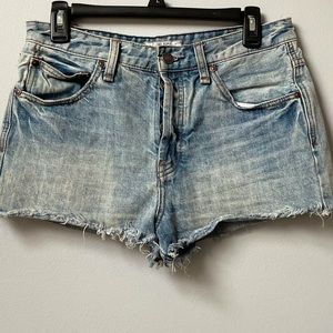 Free People Frayed-Hem Light-Wash Denim Shorts. Size 28